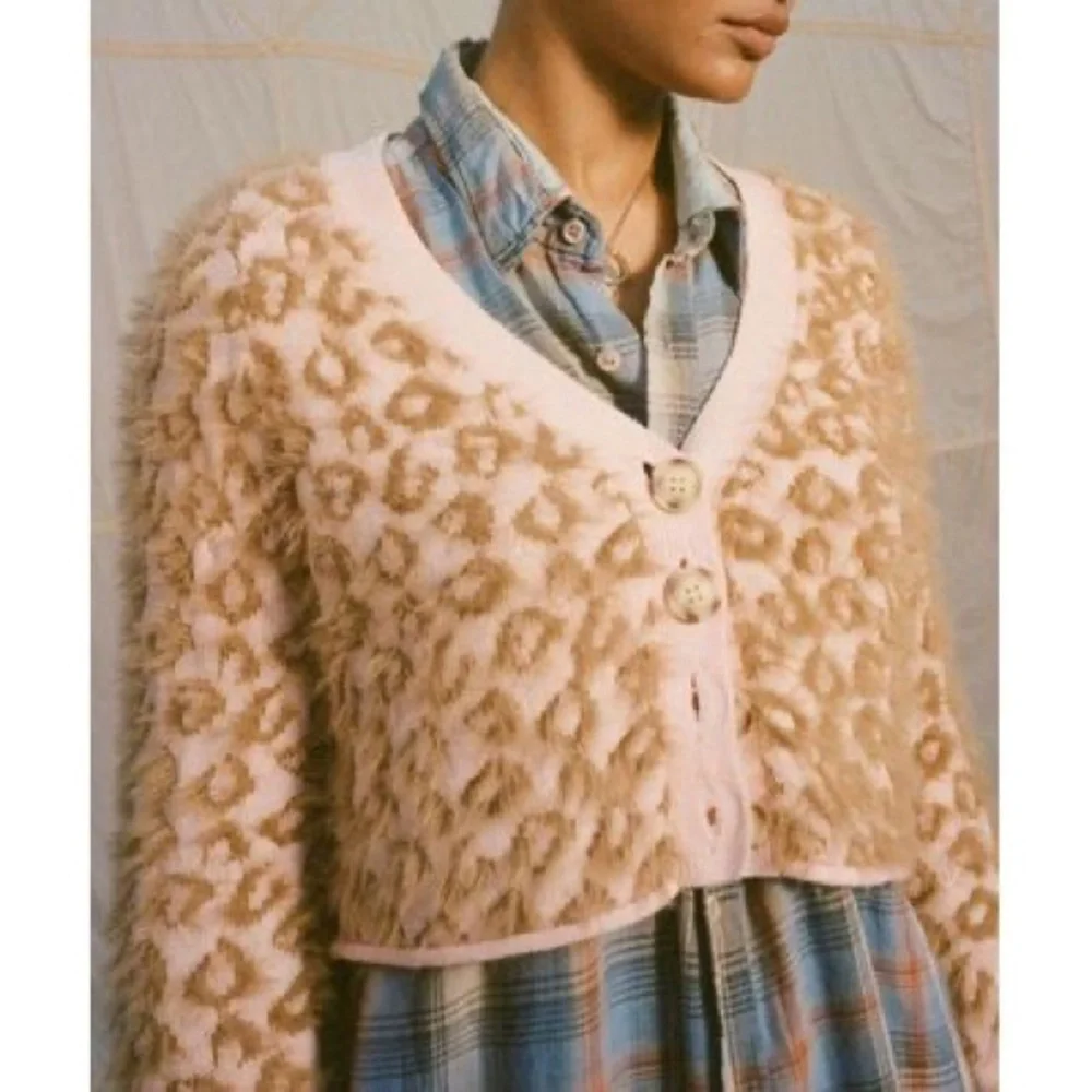 NWT UO Fuzzy Leopard Blush/Tan Cropped Cardigan Y2K - Picture 2 of 4